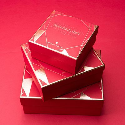 ふたによって包む手作りされた堅いボール紙の新婦付添人のギフト用の箱