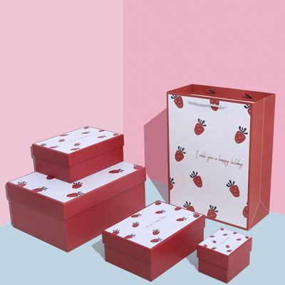 いちごパターン口紅のバレンタイン デーの間包む贅沢なギフト用の箱