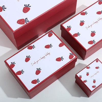 いちごパターン口紅のバレンタイン デーの間包む贅沢なギフト用の箱