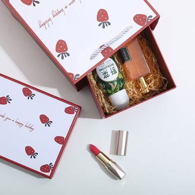 いちごパターン口紅のバレンタイン デーの間包む贅沢なギフト用の箱