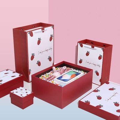 いちごパターン口紅のバレンタイン デーの間包む贅沢なギフト用の箱