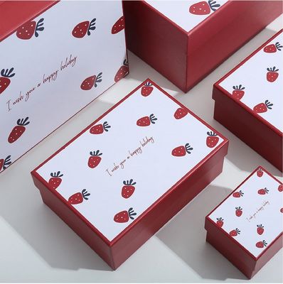 いちごパターン口紅のバレンタイン デーの間包む贅沢なギフト用の箱