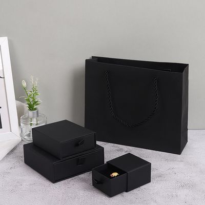 引出しのボール紙リング ネックレス箱の包装が付いている黒い紙の宝石箱