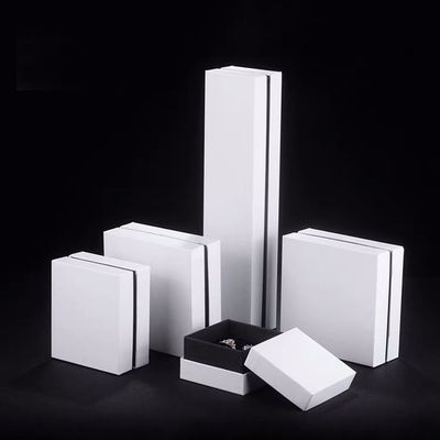 空の小さい白いネックレスおよび宝石類の提示のためのイヤリングのギフト用の箱