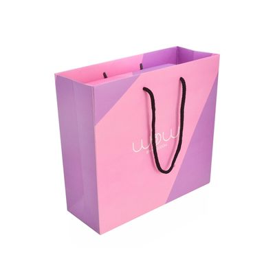 ロゴCMYK色の堅いペーパー ギフト用の箱、マッチ用紙袋が付いている服装の包装箱を予約した