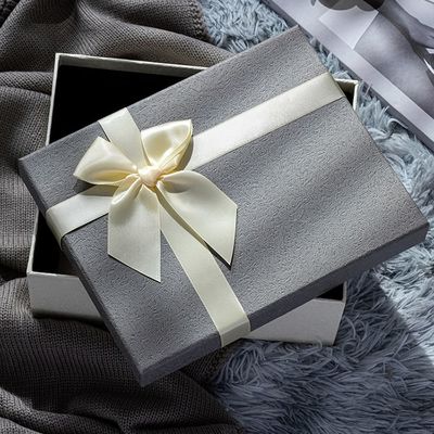 配偶者の友人家族のための弓が付いているカスタマイズされた3つのサイズの堅いペーパー ギフト用の箱