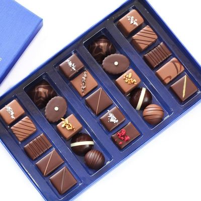 濃紺の多目的贅沢なチョコレートは囲み、カスタマイズされる空のトラッフル箱包む