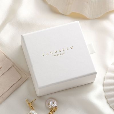 シックで小さいボール紙の宝石類サテンの引き手と開いた包装箱のスライド