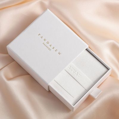 シックで小さいボール紙の宝石類サテンの引き手と開いた包装箱のスライド
