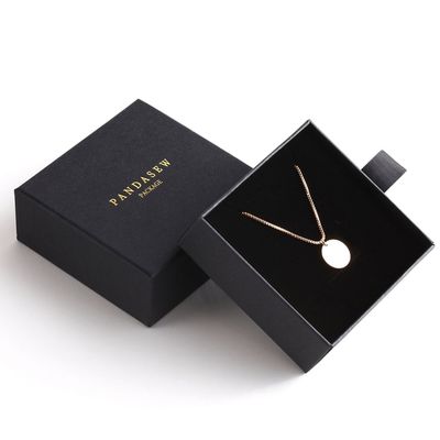 1.5cmの厚いスポンジが付いている黒いボール紙のネックレス箱を引き出しなさい