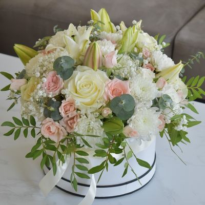 装飾的なボール紙の花の花束は卒業のための多機能を囲む