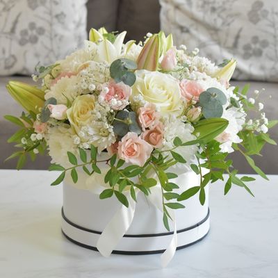 装飾的なボール紙の花の花束は卒業のための多機能を囲む