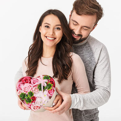 中心はCMYKの花のギフト用の箱、バレンタイン デーの花束の収納箱を形づける